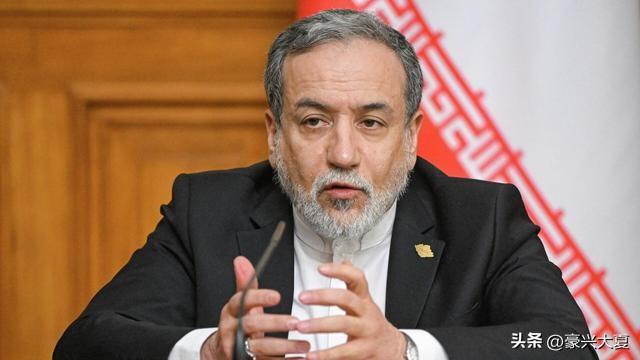 被民众追着扔石头、骂卖国贼！伊朗外长当众撕破脸，这次内部分歧彻底爆发？一个国家的