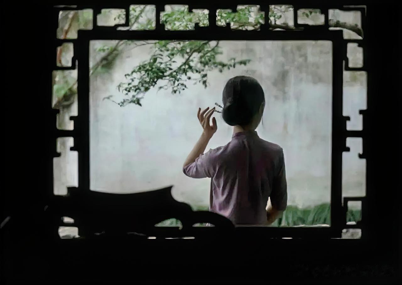 下联：无语落花满绿除
上联：有请雅士[玫瑰][玫瑰][玫瑰]