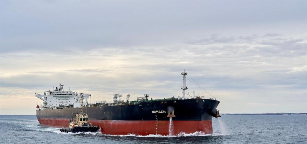 4月26日，一艘苏伊士型油轮驶入东京湾缓缓停靠。这艘苏伊士型油轮从美国得克萨斯州