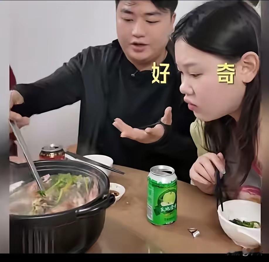 这下妥妥的“放飞自我”了！小齐宝跟着婵宝哥哥，那小嘴是完全收不住啦！直播前大吃一