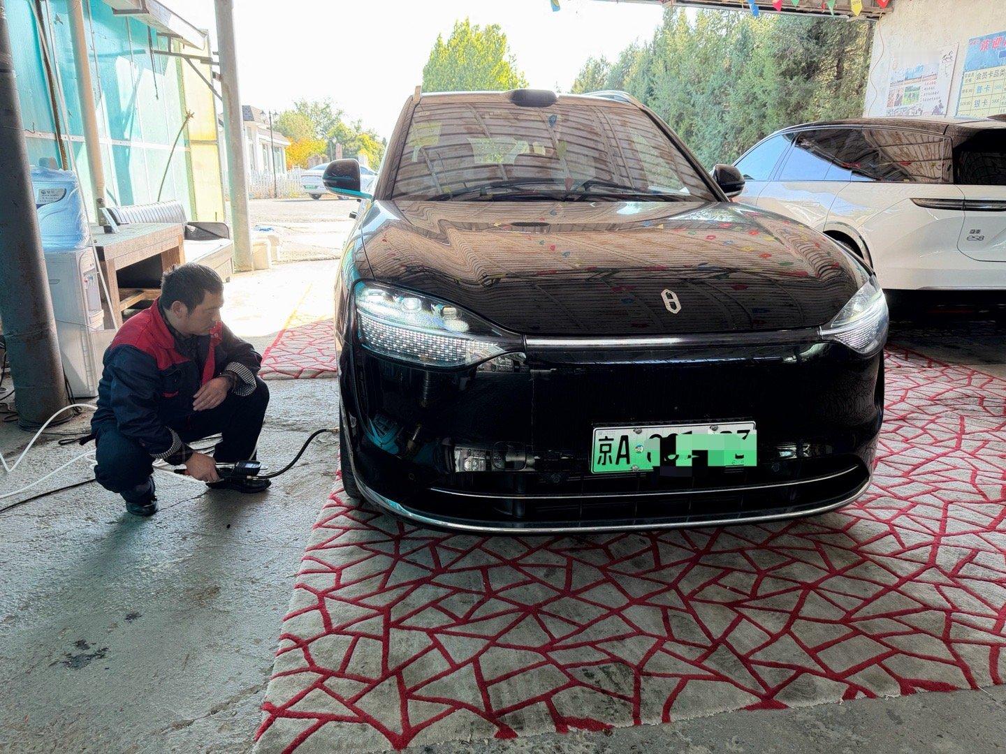 天气冷了，车陆续开始胎压报警，家里的车一个个开出去打气。问界打完气，老板说小事儿