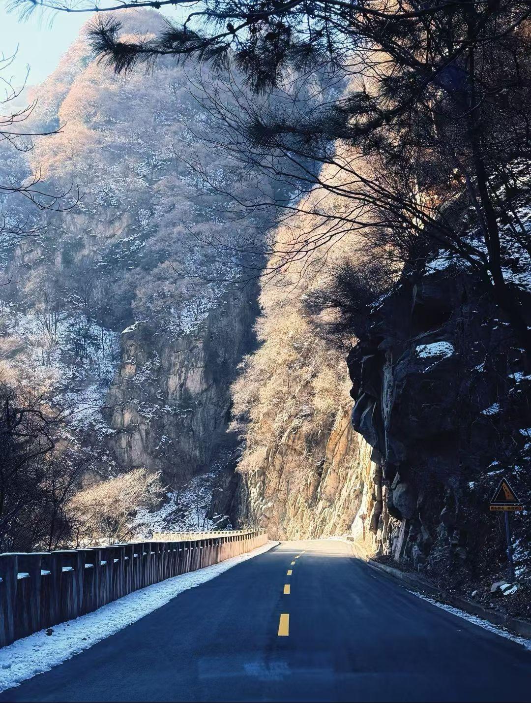 人生最大的痛苦是生无可恋。
人生最大的意义是未来可期。
人生最荒谬的是忽略当下。