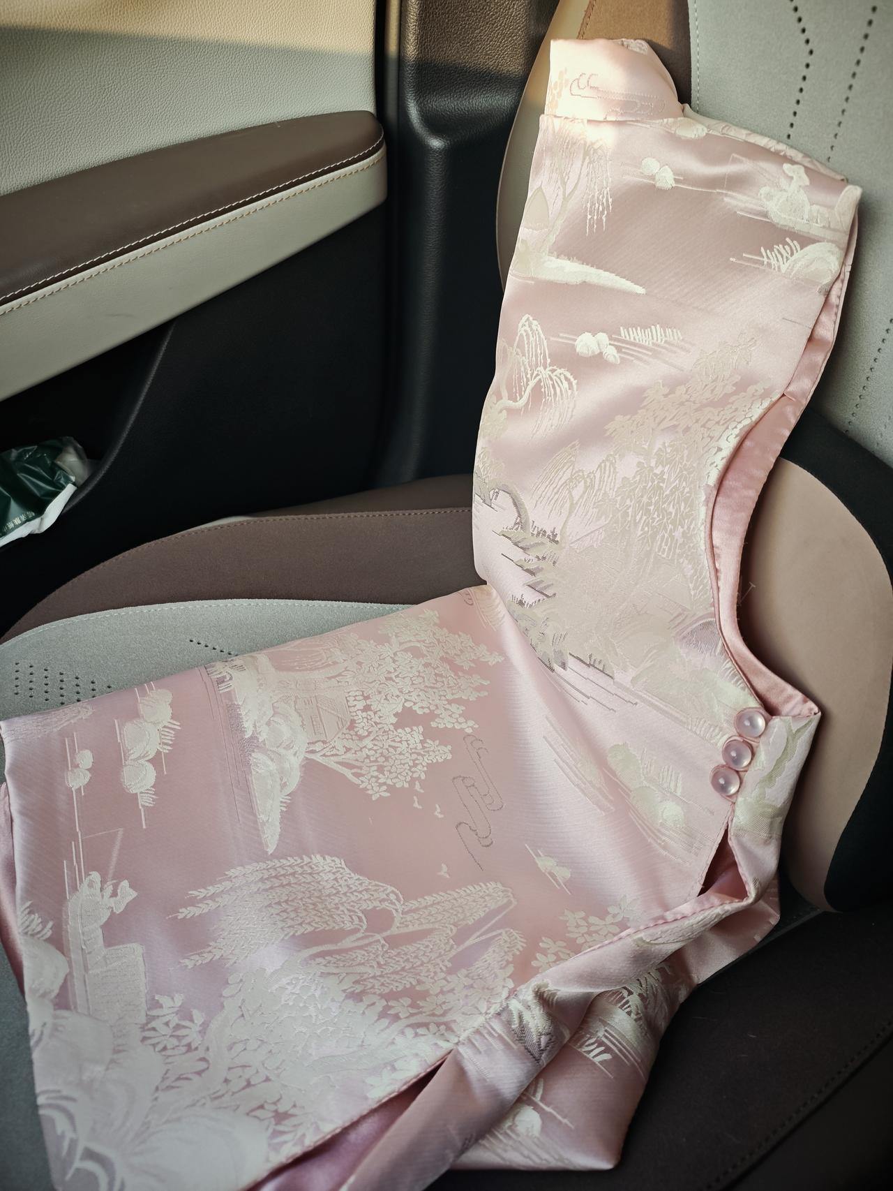 今天穿了这件新中式马甲被好多同事夸，中国同事说好看衬得温婉大方，好几个外教也说漂