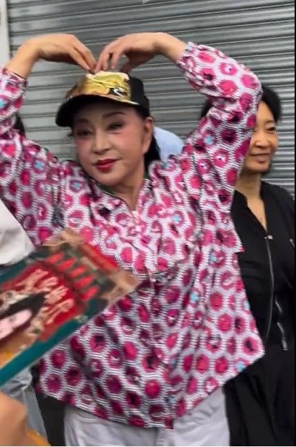 75岁刘晓庆出席活动，听到有人喊她“晓庆姐”，高兴的手舞足蹈，在头顶比出“爱心”