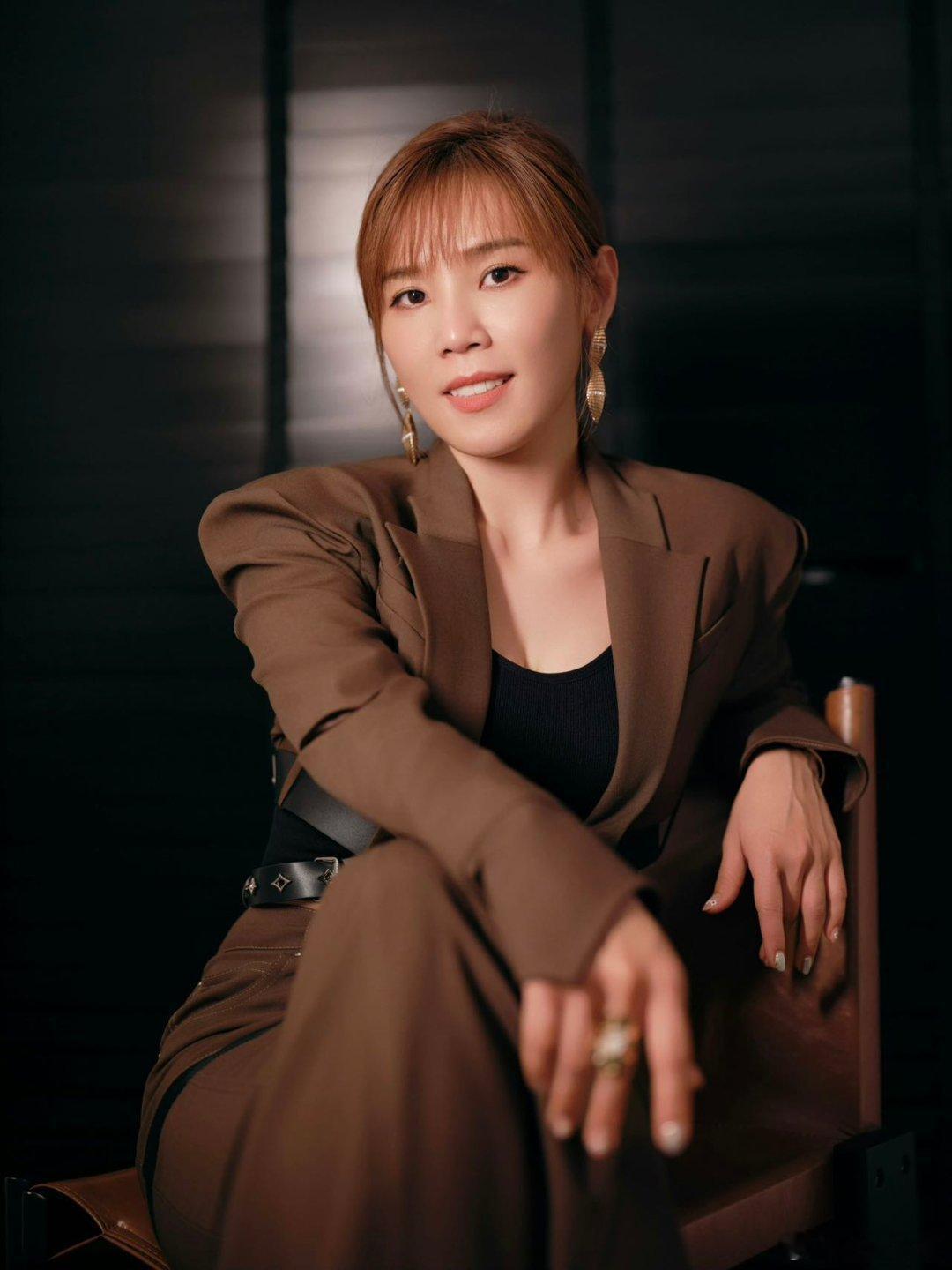 李佳薇光亮戏腔意境她的歌声像穿透云层的第一缕阳光，轻轻拨开生活的褶皱，那些藏在旋