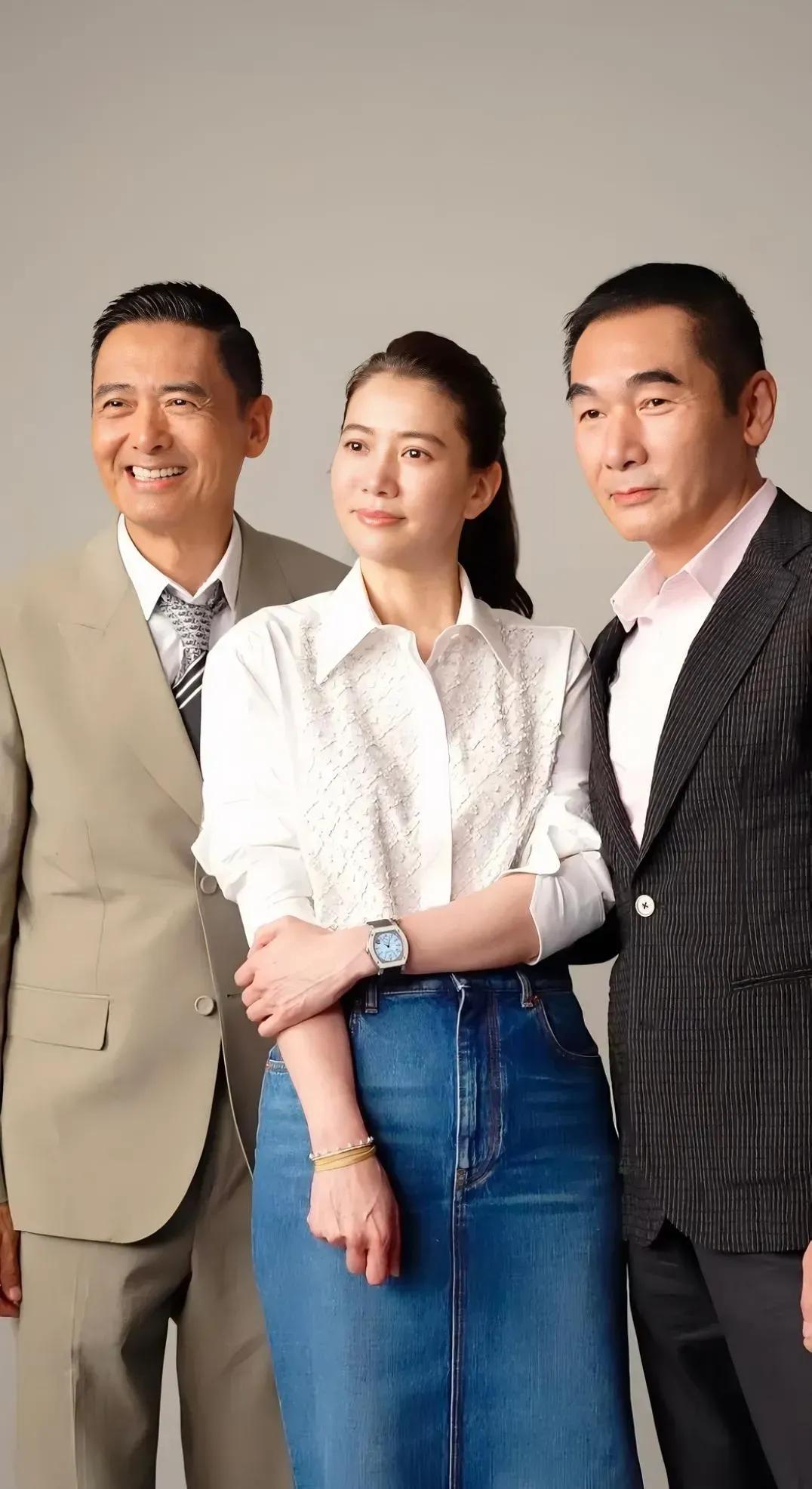 才发现袁咏仪也是个素颜大美女啊！白色衬衣配蓝色牛仔裙简约又大方，梳着一根乌黑的马