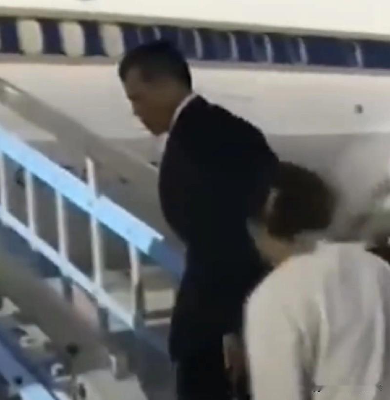 泰王是宠妹狂魔，停下脚步等待诗琳通公主。