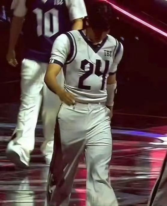 韩国🇰🇷正反面 怪不得吴世勋和李贤在两个人玩得好 正好可以一起交流孕期经验 