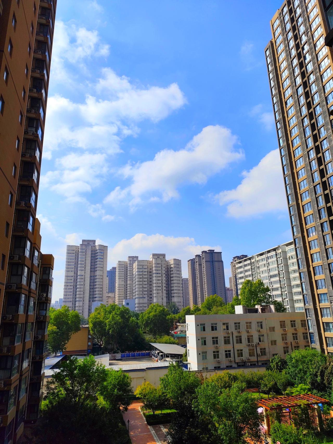 今天一看天气预报，西安最高气温31℃——明明日历都翻到9月了，说好的秋天呢？这几