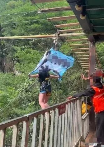 旁边都有人喊“没绑紧，没绑紧……”
为什么会出现这种意外呢？
按道理说，景区的网