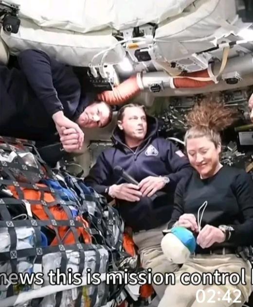 美国真的太喜欢碰瓷中国了，美国“阿尔忒弥斯 2”号发射成功，厕所出了问题，他们却