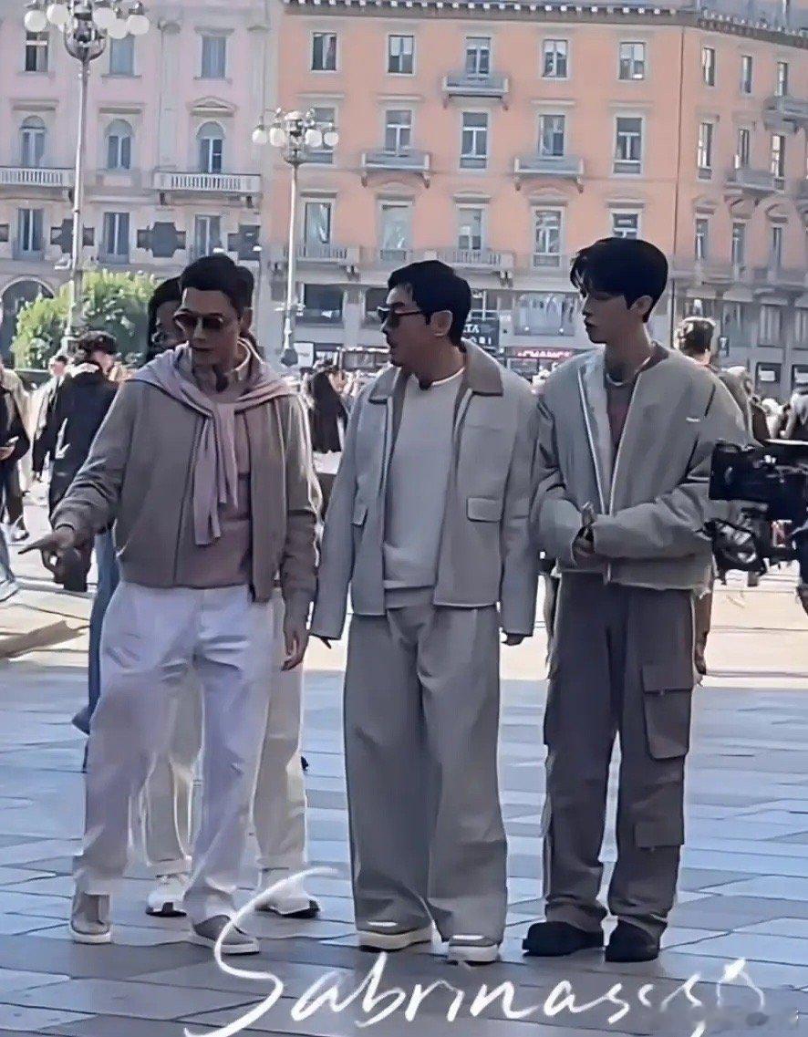 章泽天和老公继续在韩国出席活动，其实她俩挺般配，一起搞事业！有一说一，章泽天绝对