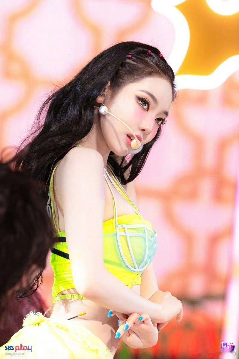 宁艺卓金色下至眼妆 受到很多好评的舞台妆造，金色下至眼妆又让她美出新高度啦。宁艺