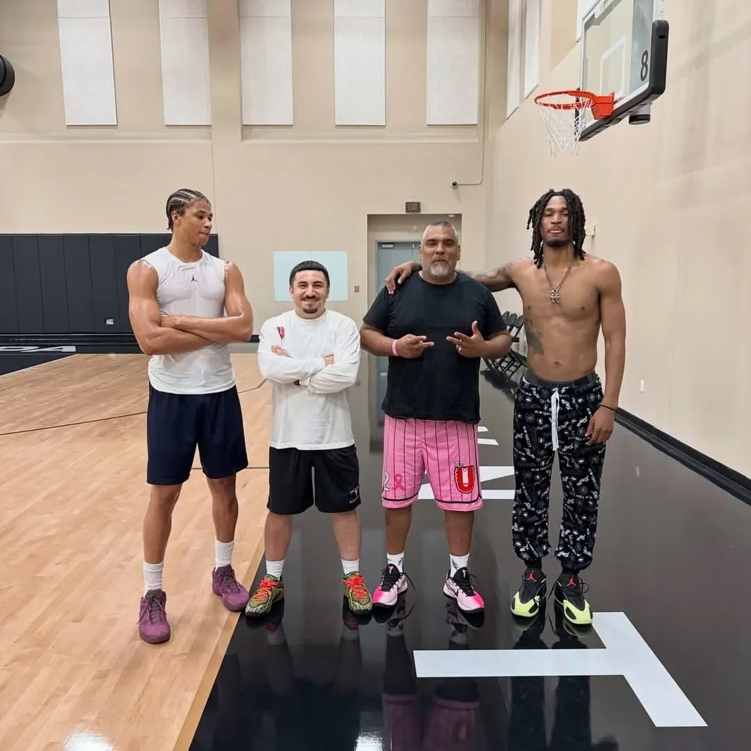 💪卡斯尔和卡特-布莱恩特训练后与教练合影🤔小卡布变壮了好多啊！！圣安东尼奥马