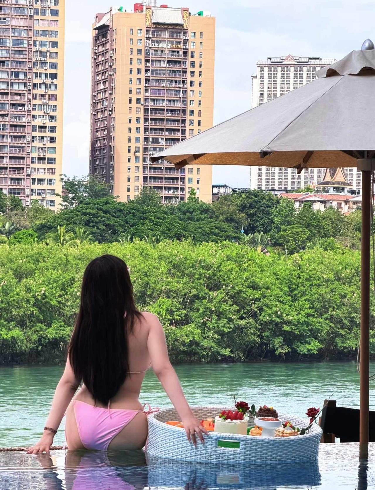 🍑
无边泳池泳装 微胖
