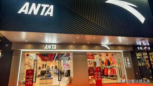 安踏这几年确实赚得盆满钵满。数据显示，2022年安踏营收超500亿，净利润近80