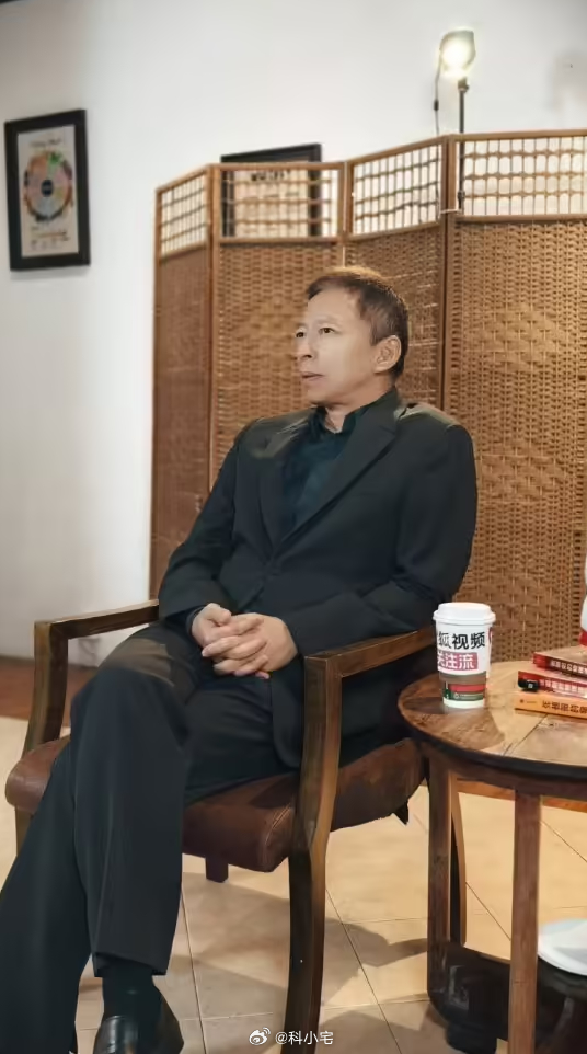 搜狐创始人张朝阳回应“直播物理课”：人生一定要折腾，要积极地做事情。果然财富自由