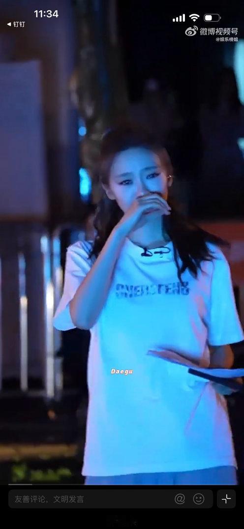 张月凌晨下班看到粉丝哭了凌晨深夜落幕归途，张月撞见落泪粉丝满心心疼又温柔动容，乘