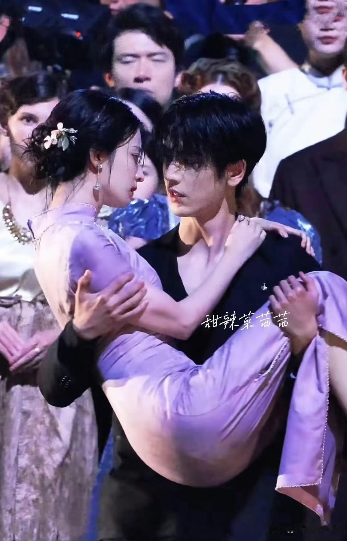 这两天最开心的就是张凌赫
因为他和王楚然的《过火》拍摄花絮火了，大家都知道粉底液