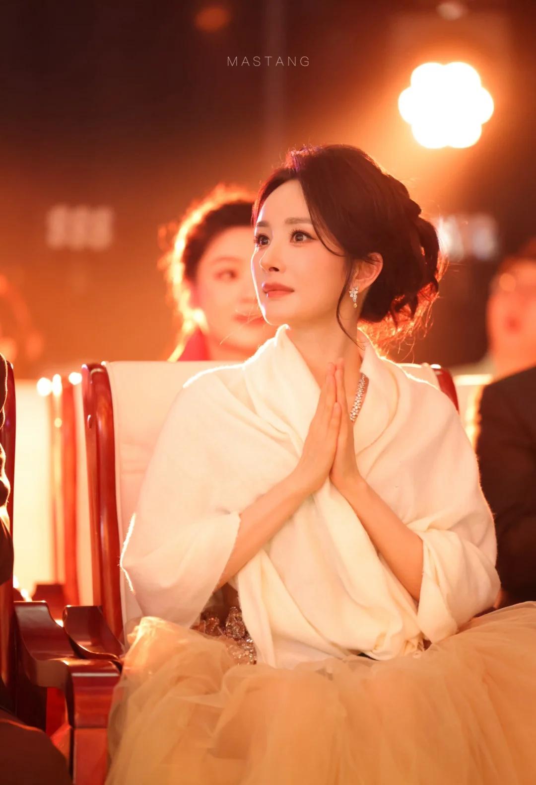 我天 这张直接百花封神 感动 想哭
图源见水印杨幂 向全世界安利杨幂 发出尖锐爆