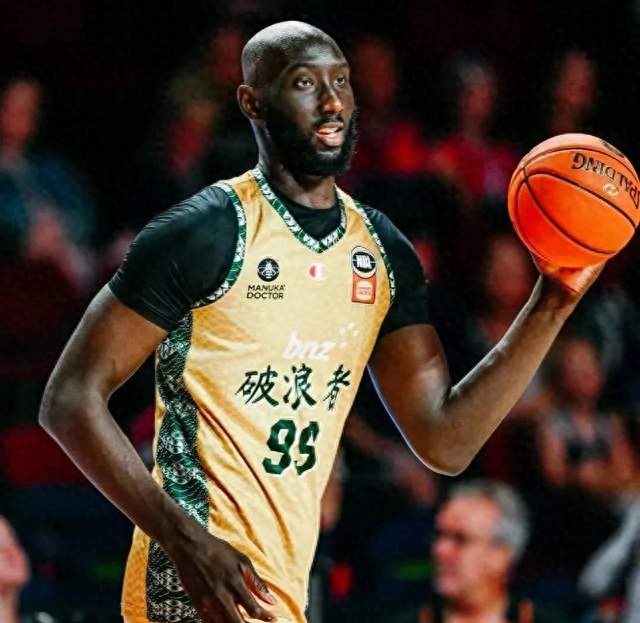 两名CBA旧将重返NBA！76人官宣签下法尔小尼尔森以及圣·托马斯