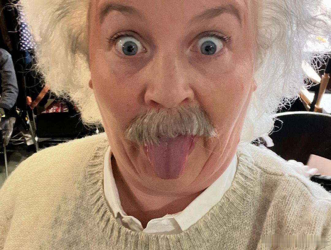 【SNL新季再减员】Molly Kearney在社媒晒出她在SNL的回忆照，宣布