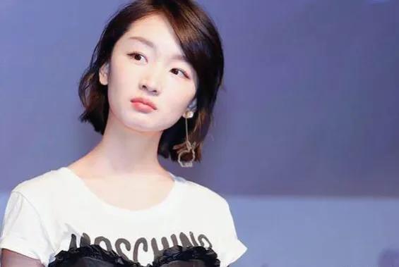周冬雨经过整容后，明显变得更加美丽了，她的神采水灵而迷人，现在的她完全有能力成为