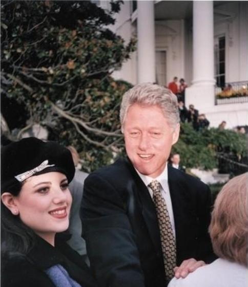 1996 年，莱文斯基被克林顿放了根雪茄进她身体里，后来就由此引发了一场大麻烦！