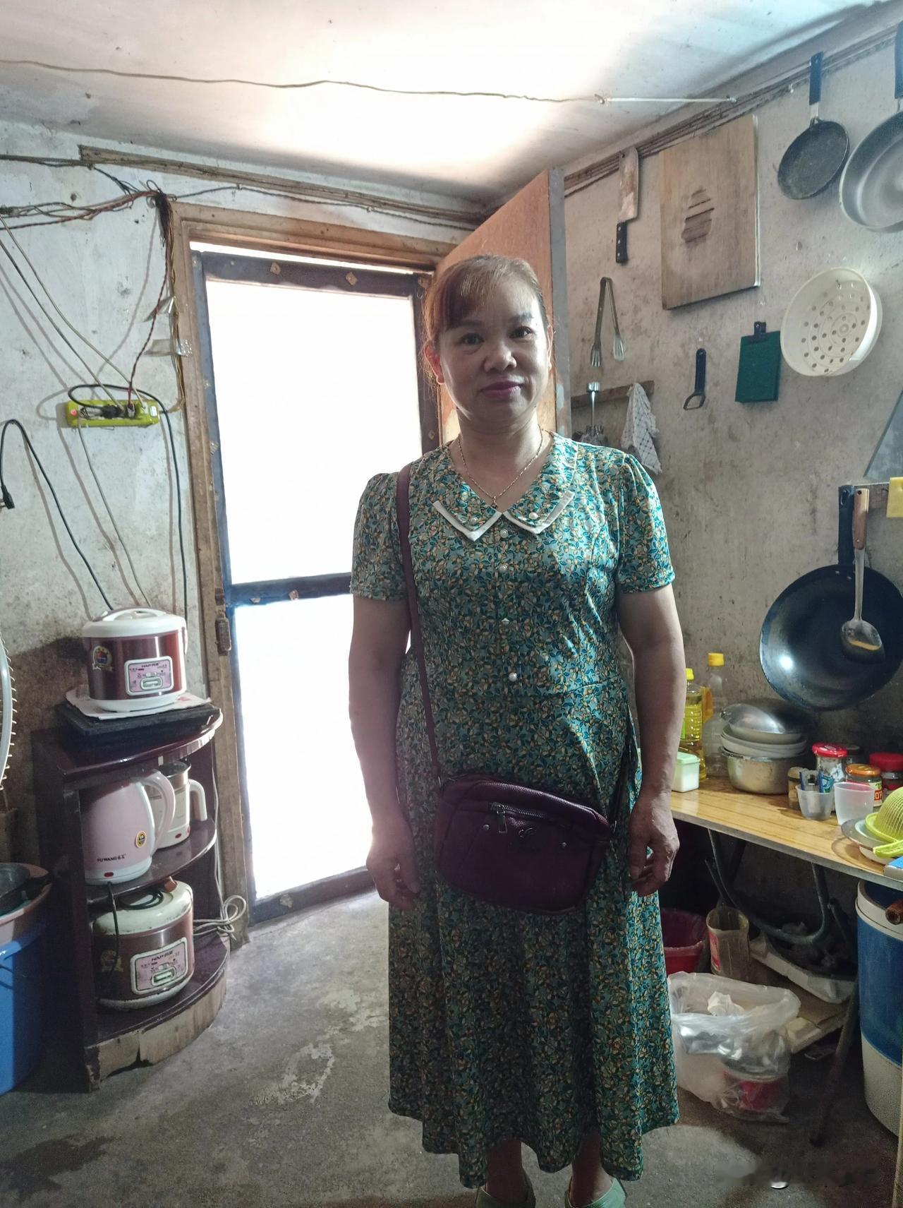 女人五十挂零，穿着还算不错，但长相较丑。还是个未婚老大妈。她住的房子已经很破旧，