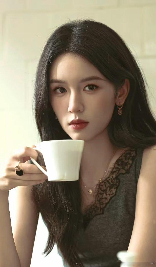 随着网友们的评选，内娱最新版本的“95花四美”再次出炉——王楚然，出生于1999