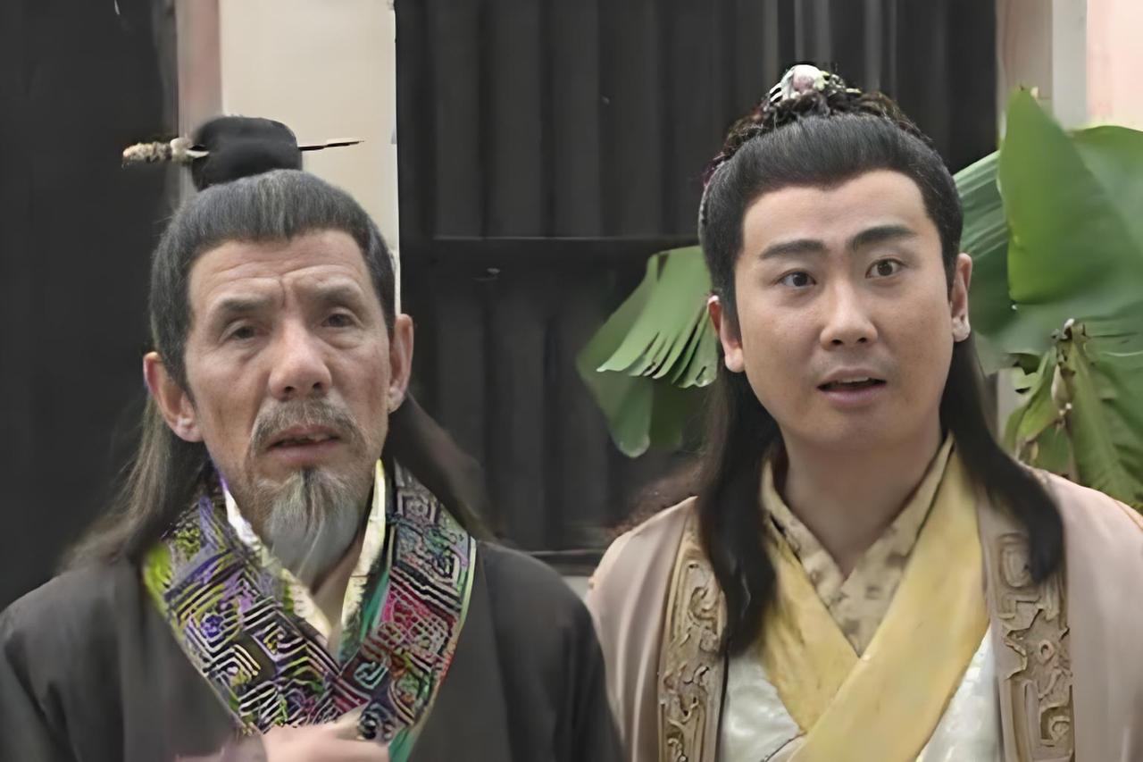 画面中是一对搞笑父子组合，左边是家喻户晓的老戏骨；右边是跨界演戏的歌手，其当年的