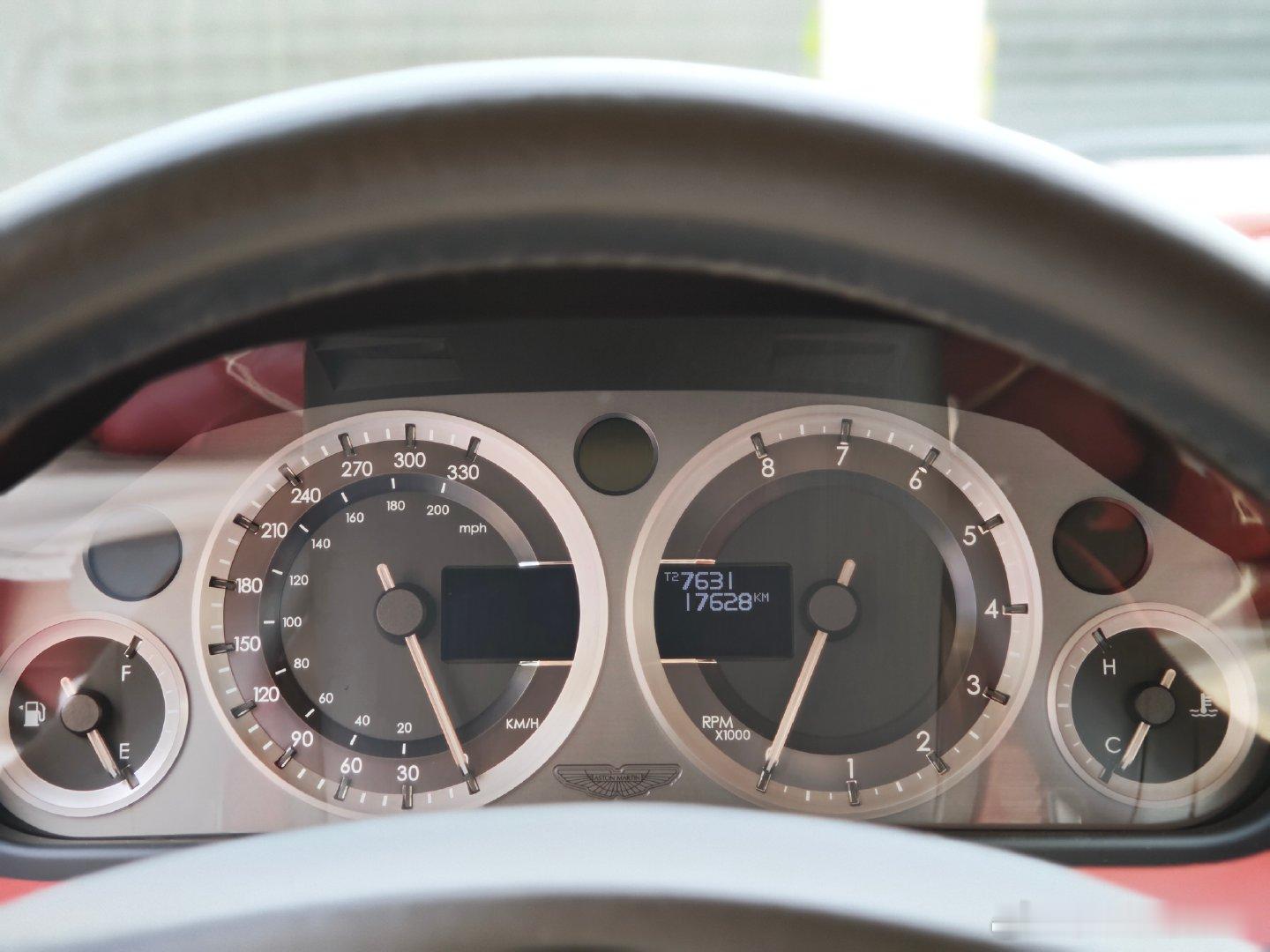 现实版“谷仓宝物”，停放3年未动，沪牌5个数字的阿姨纯一手阿斯顿·马丁DB9，1