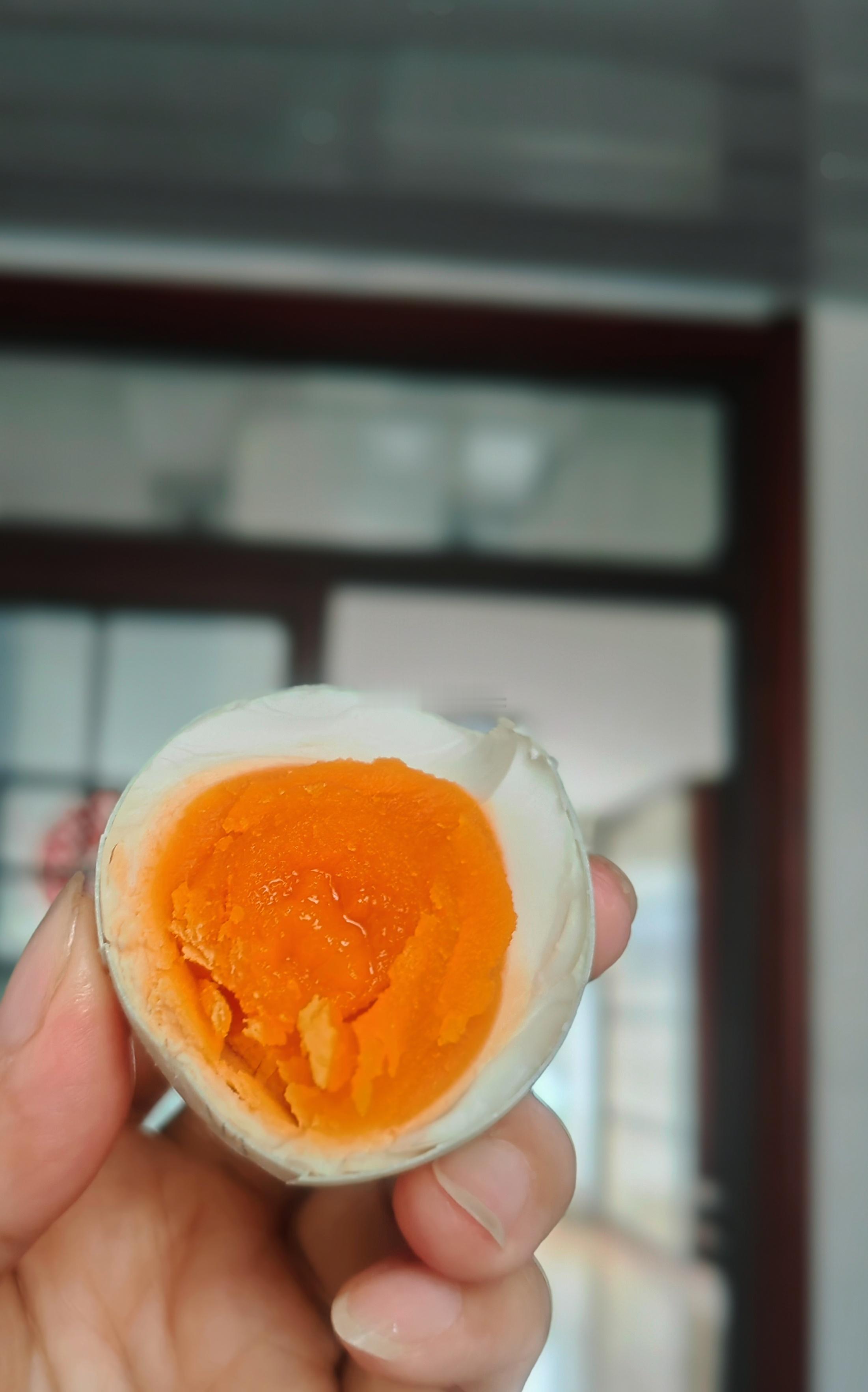 生活手记早起，老娘预约煮的大碴粥和咸鸭蛋好了，我们都在老娘家吃的早饭。大碴粥不用