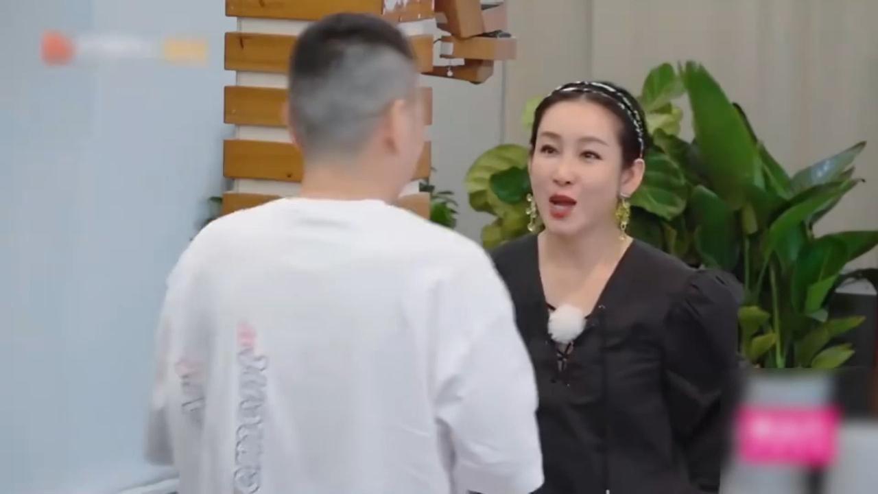 陈建斌凭啥当众吐槽秦海璐老公长相丑？换别人早尴尬圆场，她直接硬怼全场哑火！光看脸