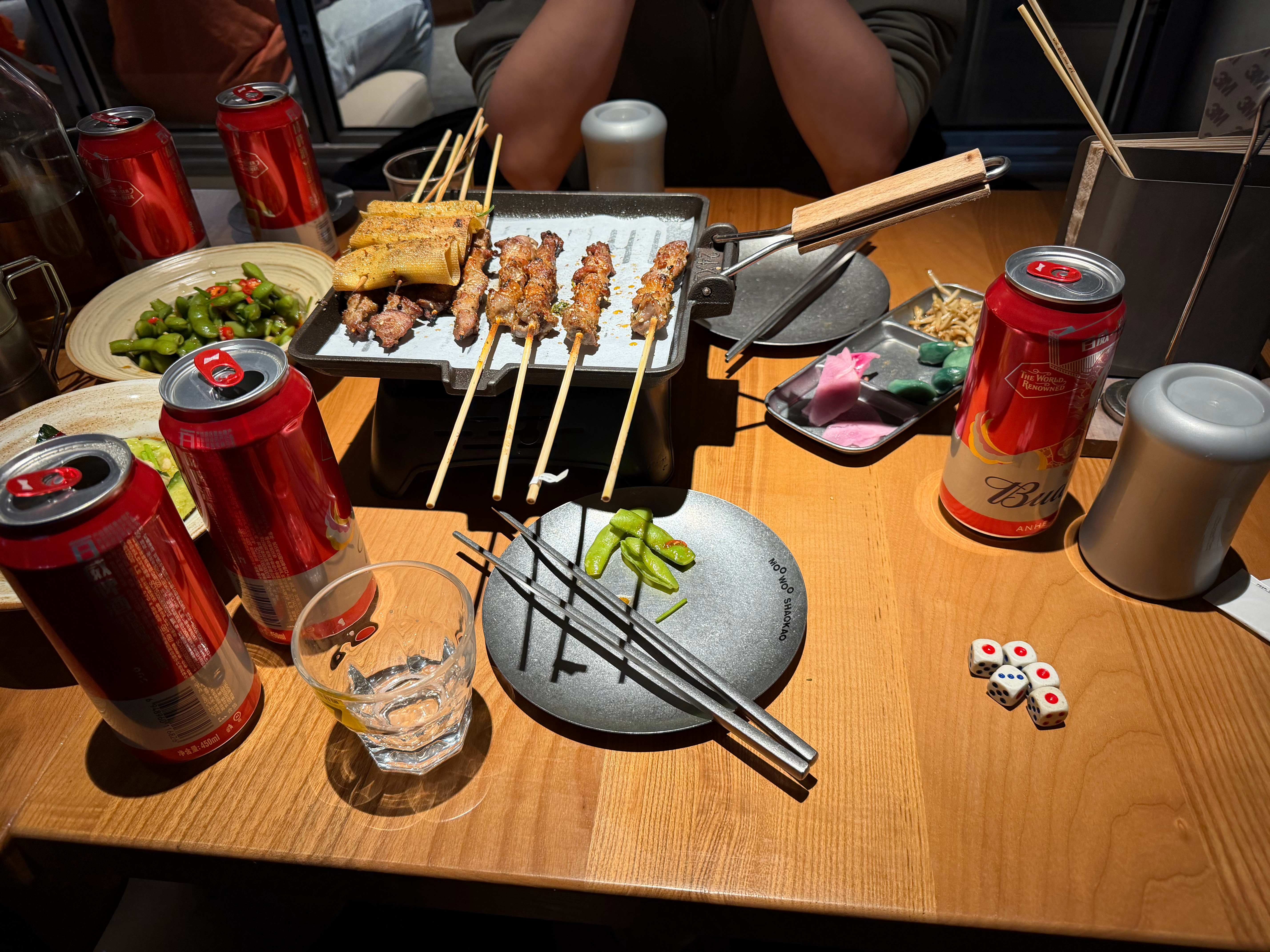 朋友每次喝完酒爱哭，咋回事呀，他事业成功，家庭幸福美满，给我整不会了，我总不能赔