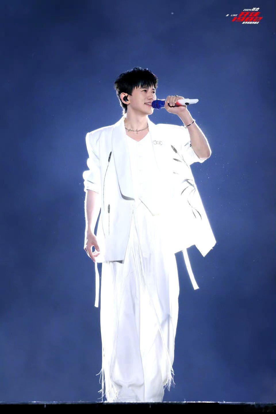 #张杰脸和身材各长各的#哇杰哥越来越帅了，现在的杰哥更加成熟稳重，唱功越来越棒！