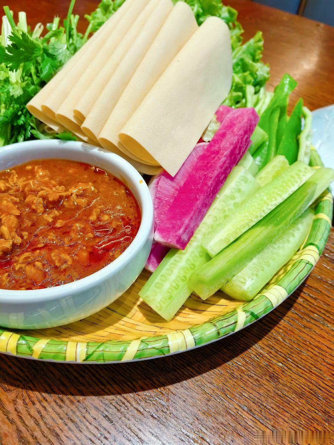 谁来救救瘦子在夏天的食欲  刚忙完，中饭、晚饭都没吃。我正在吃东北蘸酱菜＋烤猪小