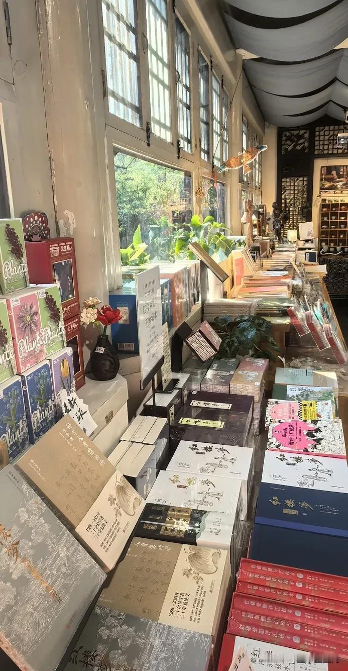 “有人负重三十年，有人雀入樊笼，有人在黑暗中茕茕踽踽，走了很久很久。好在世间总有