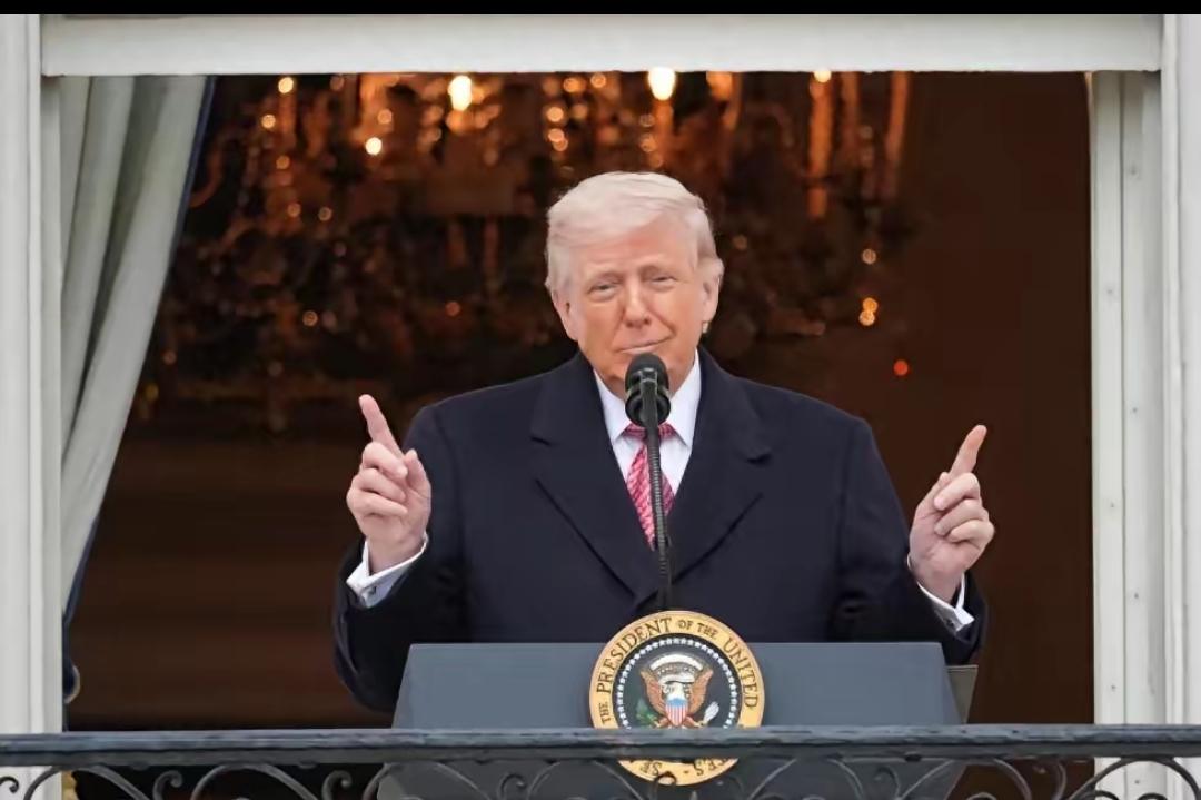 美国总统特朗普在白宫办活动对着几百号人发言，竟然被一辆金色拖拉机给“带偏”了，好