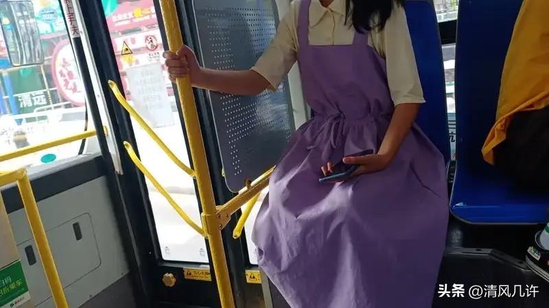 泪目 女孩打车去医院 司机要200元 女孩付钱时小声说 等下骗我奶奶说只要10元