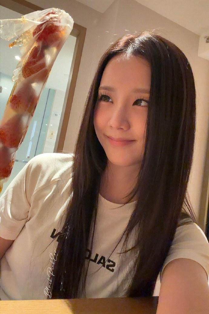 金智秀晒吃糖葫芦自拍 金智秀晒吃糖葫芦自拍，来北京就要吃糖葫芦！ 
