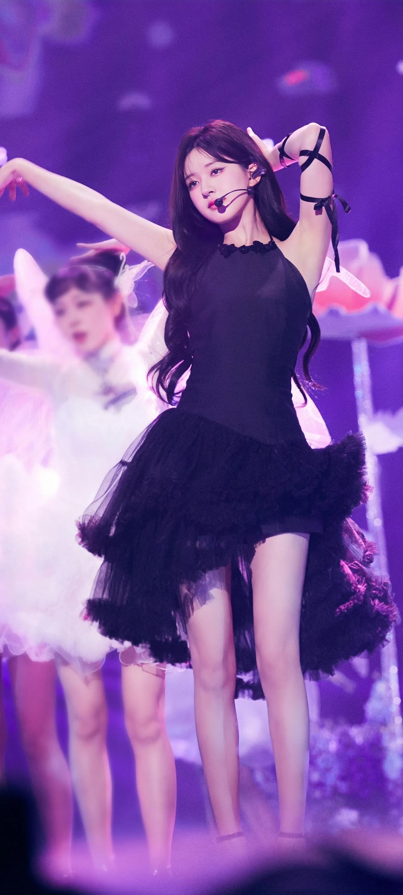 赵露思高清壁纸，一身黑色小裙子