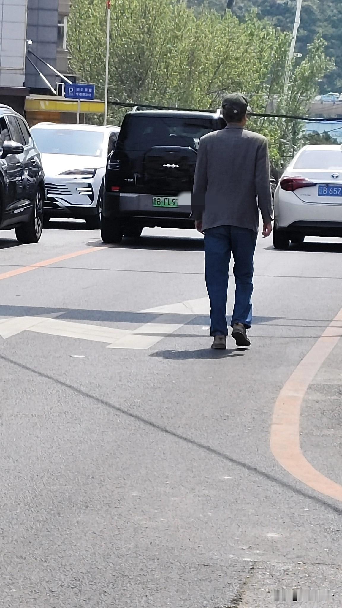 马栏市场门口这条斑马线，还真很少有车不礼让行人的，上次遇见一个大爷好顿教育一个本