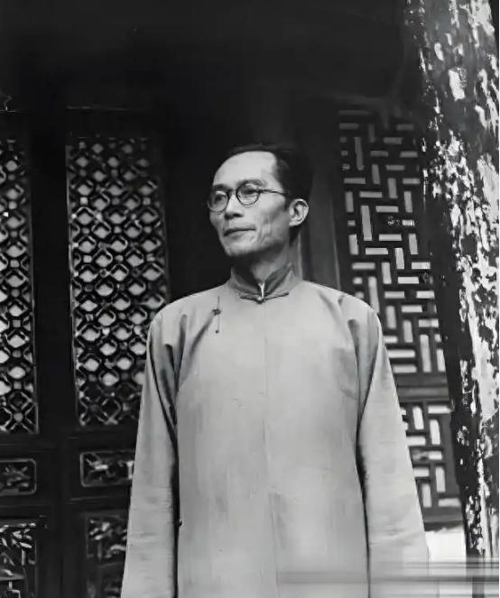 1949年，梅贻琦不顾学生们的苦苦挽留，毅然南渡，临走前，他说道:“我若留在大陆