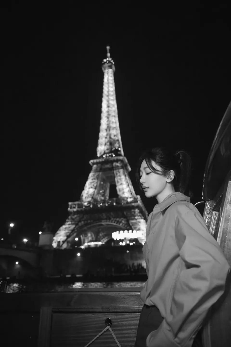 杨紫打卡巴黎铁塔🗼，身着红色外套肩扛红色玫瑰花，尽显光鲜亮丽。玫瑰🌹花巴与黎