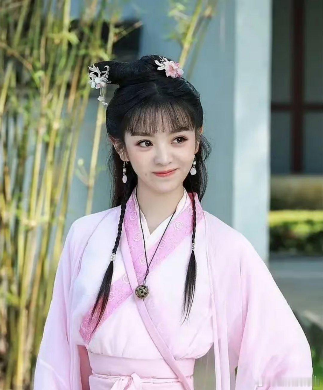 我嘞豆[开摆][开摆][开摆]田曦薇这造型够雷的啊。。。不过现在转型确实成功[6