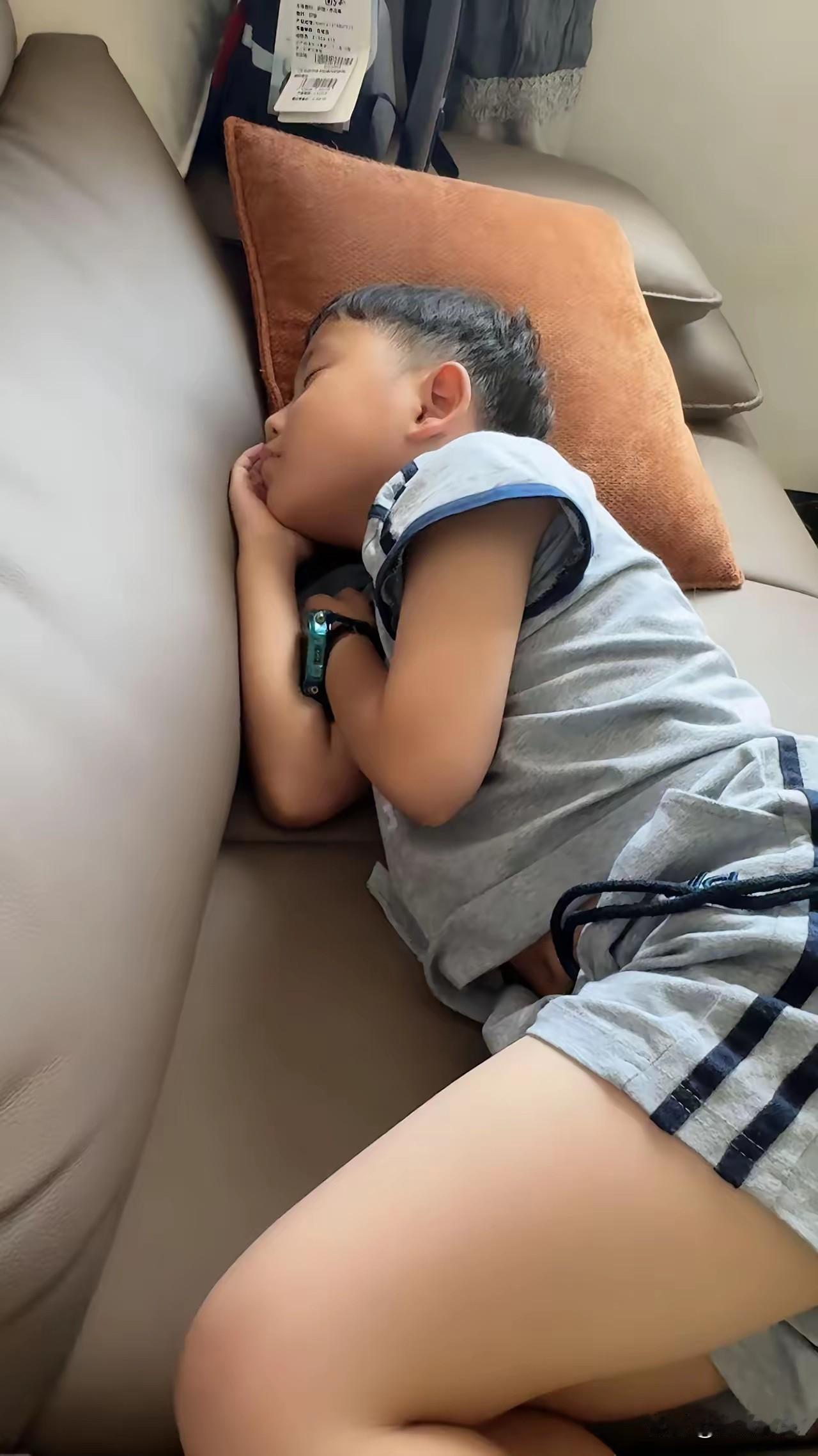 突然很心疼我的孩子，整个暑假无人问津，无人帮衬，我在上班，孩子自己在家，自己吃饭