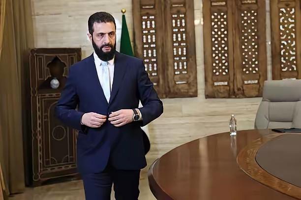 朱拉尼的脸色有问题，脸上的颜色深浅不匀，肤色灰暗，眼圈是黑的，颧骨却泛红，可能是