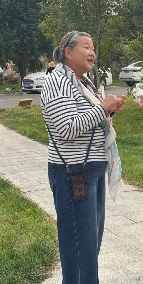 在北京周边的乡村，65岁的洪晃举办了一场乡村艺术市集活动。褪去媒体镜头里犀利强势