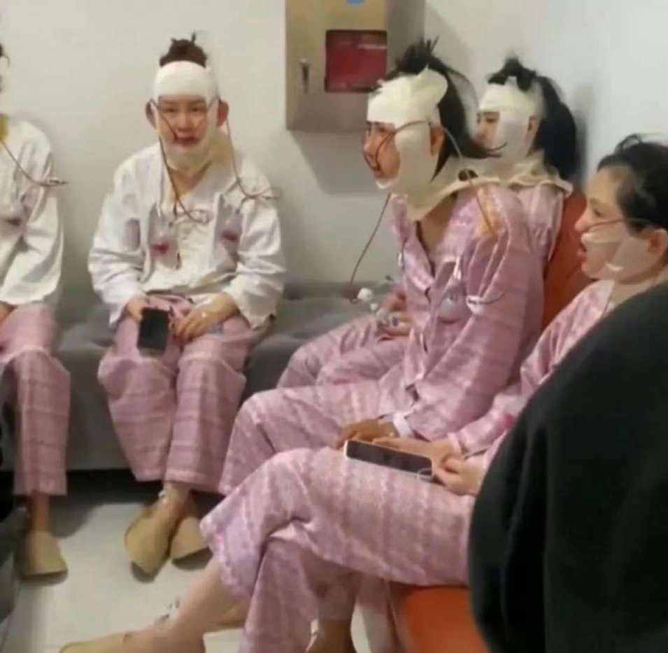 上海某医院，看着莫名喜感，怪不得网络里长一样的人越来越多 ​​​